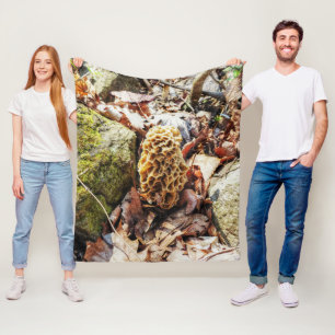 Couverture Polaire Le champignon Morel dans la nature