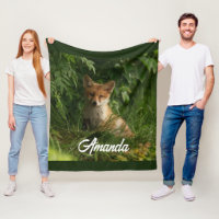 Le chou renard dans une forêt verte