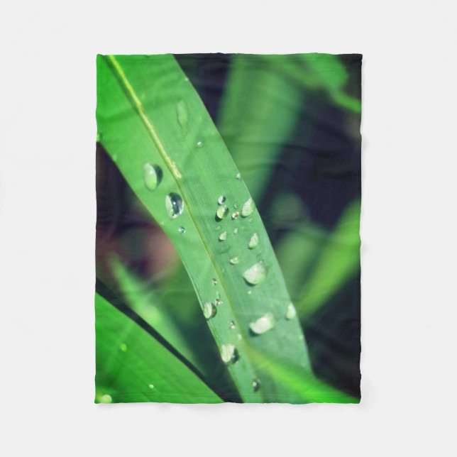 Couverture Polaire Les gouttes de pluie sur l'herbe (Devant)
