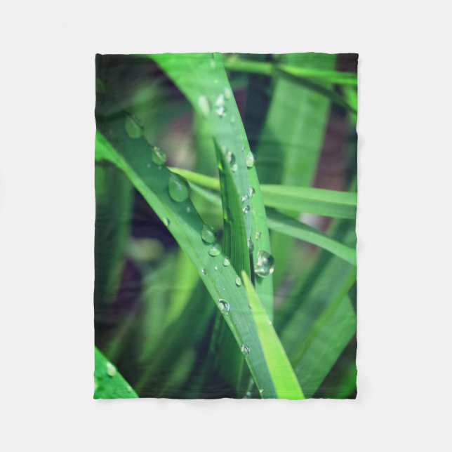 Couverture Polaire Les gouttes de pluie sur l'herbe (Devant)