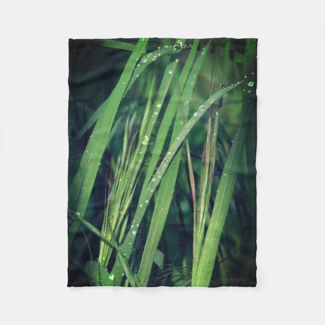 Couverture Polaire Les gouttes de pluie sur l'herbe (Devant)