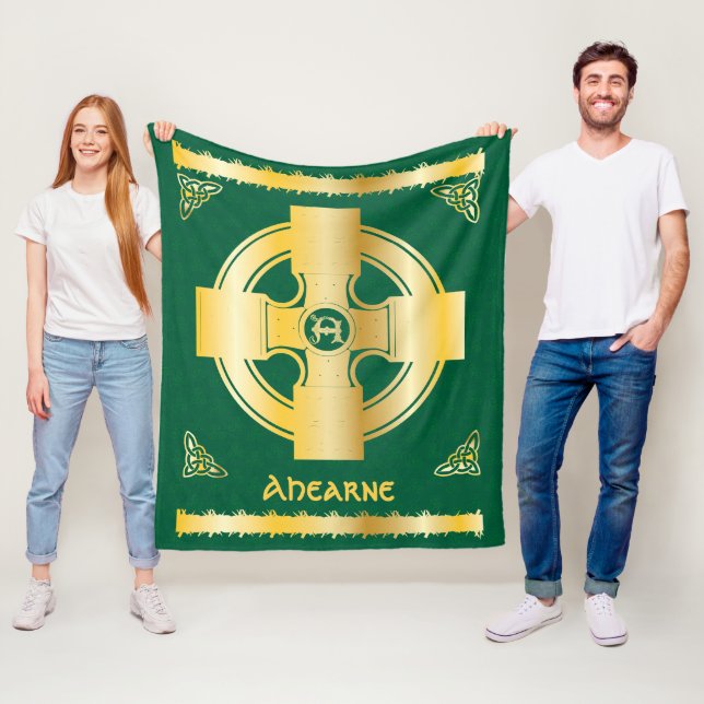 Couverture Polaire LETTRE CLETINE ET CROIX A MONogramme et nom F (En situation)