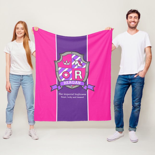 Couverture Polaire Lettre Reagan R nom signifiant bouclier rose viole (En situation)