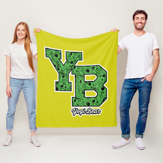 Couverture Polaire Lettres de Varsité à motifs de l'ours de Yogi (En situation)