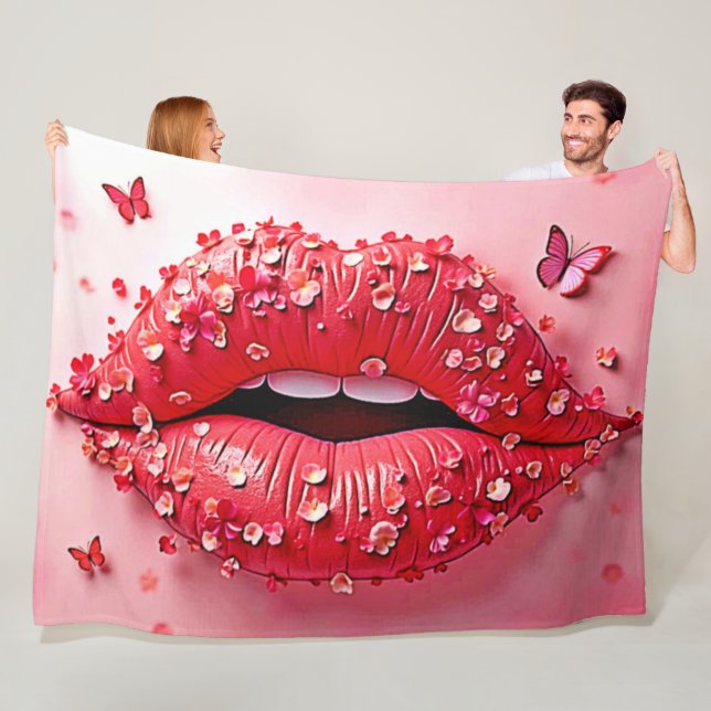 Couverture Polaire Lèvres en Fleur : Baiser de Papillon Floral (En situation)