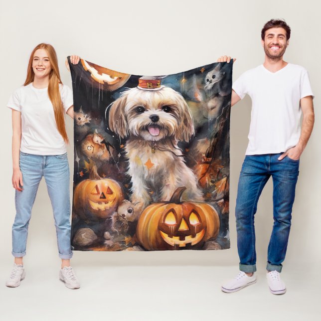 Couverture Polaire Lhasa Apso Halloween avec citrouilles effrayantes  (En situation)
