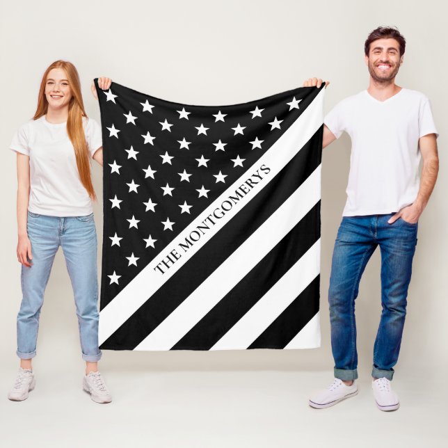 Couverture Polaire Ligne blanche mince nom de monogramme de drapeau (En situation)