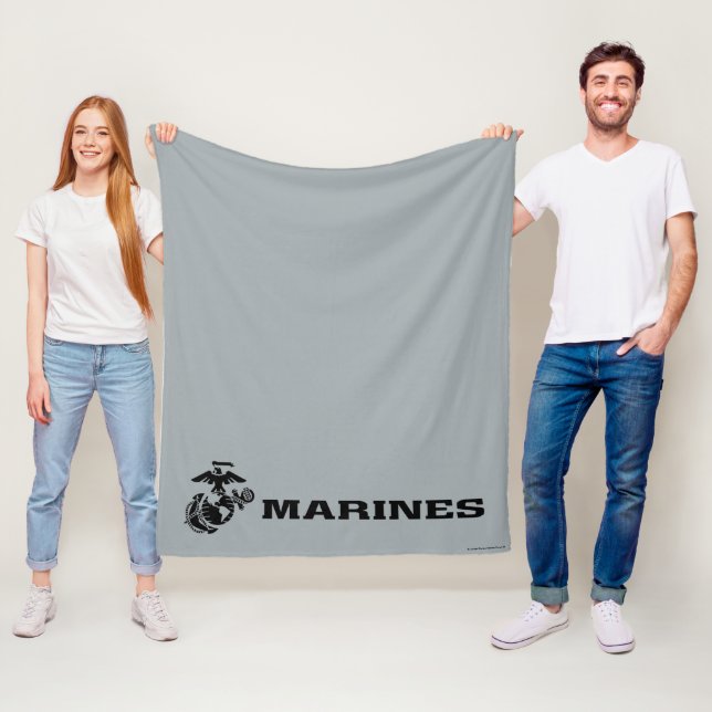 Couverture Polaire Logo en noir empilé USMC (En situation)