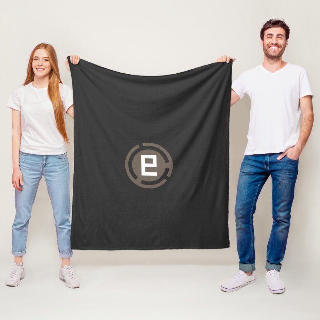 Couverture Polaire logo noir et brun avec la lettre 9 (En situation)