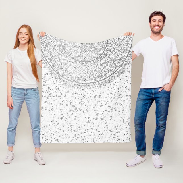 Couverture Polaire Lotus Mandala en argent avec étoiles en argent sur (En situation)