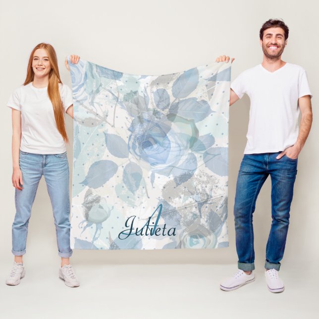 Couverture Polaire Luxe Rose bleue Monogram (En situation)