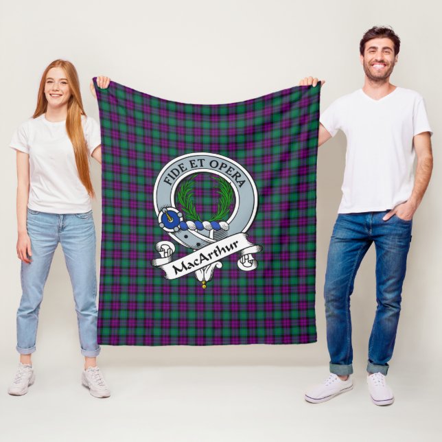 Couverture Polaire MacArthur du Clan Milton Badge Tartan Plaid (En situation)