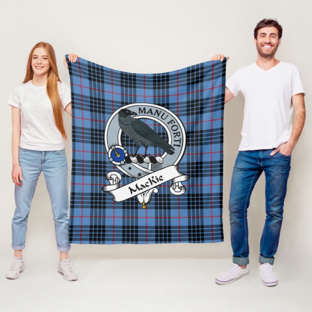 Couverture Polaire MacKie Bleu Clan Badge Tartan Plaid (En situation)