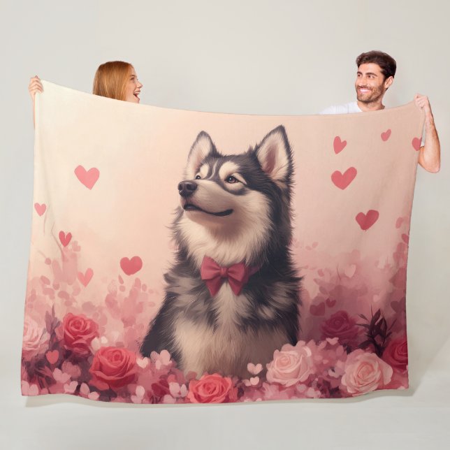 Couverture Polaire Malamute d'Alaska avec des roses - Saint-Valentin  (En situation)