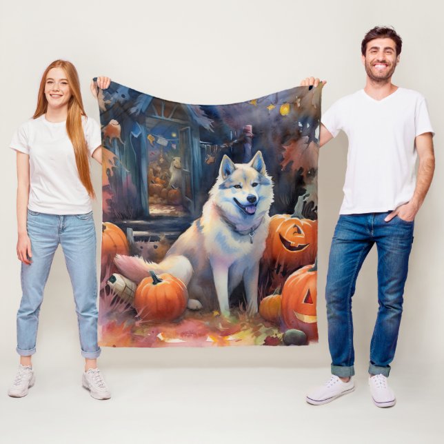 Couverture Polaire Malamute d'Alaska Halloween avec citrouilles effra (En situation)
