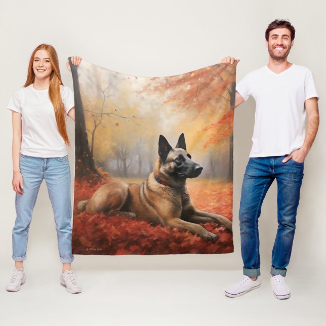 Couverture Polaire Malinois belge dans les feuilles d'automne qui tom (En situation)