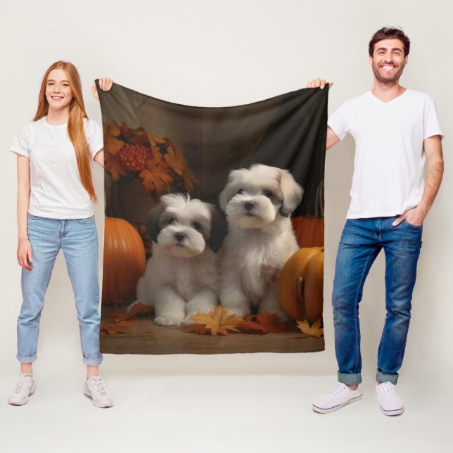 Couverture Polaire Malti tzu Puppy Citrouille d'automne (En situation)