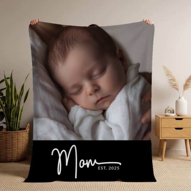 Couverture Polaire Maman a établi un script moderne minimal noir Phot (Celebrate her first year of motherhood in cozy style.)