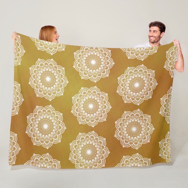 Couverture Polaire Mandala blanc sur fond doré (En situation)