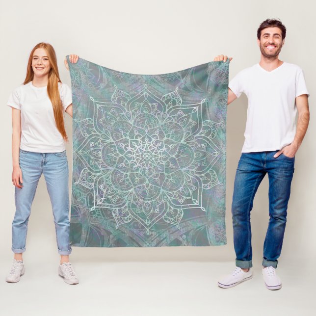 Couverture Polaire Mandala Bohème Chic à Reflets Iridescents (En situation)