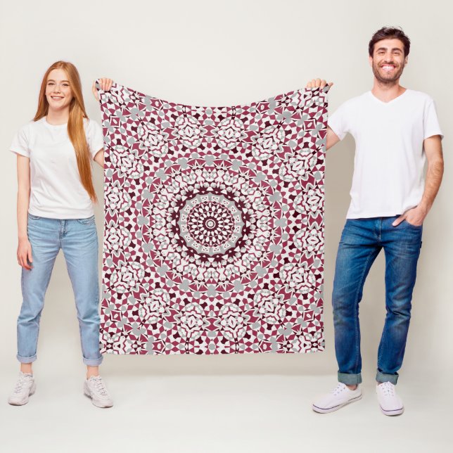 Couverture Polaire Mandala est bordeaux-gris (En situation)