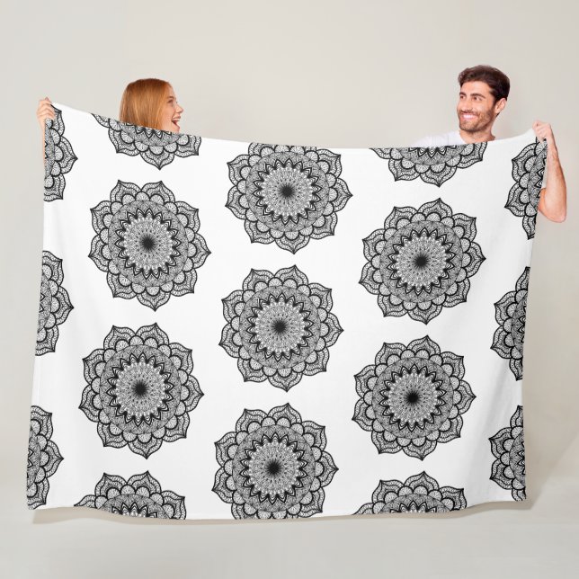 Couverture Polaire Mandala noir sur fond blanc (En situation)