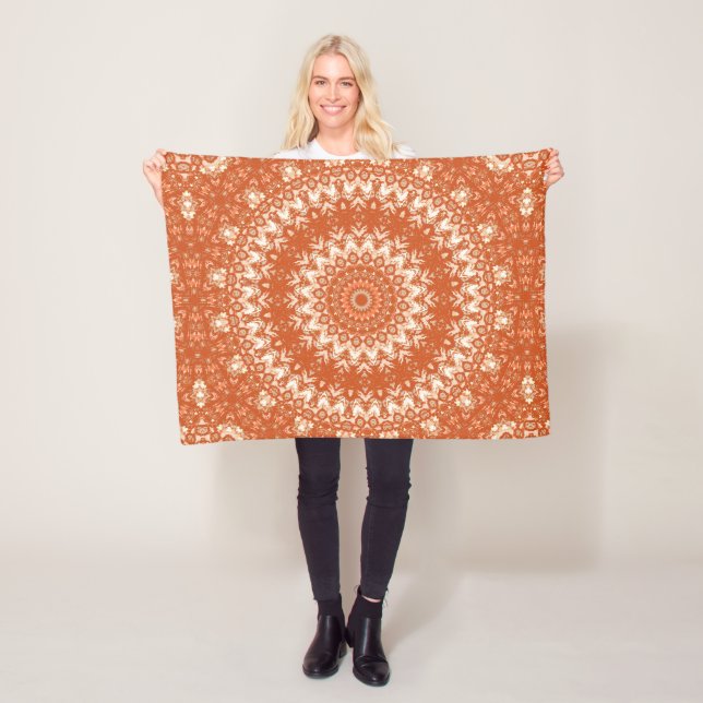 Couverture Polaire Mandala orange. (En situation)