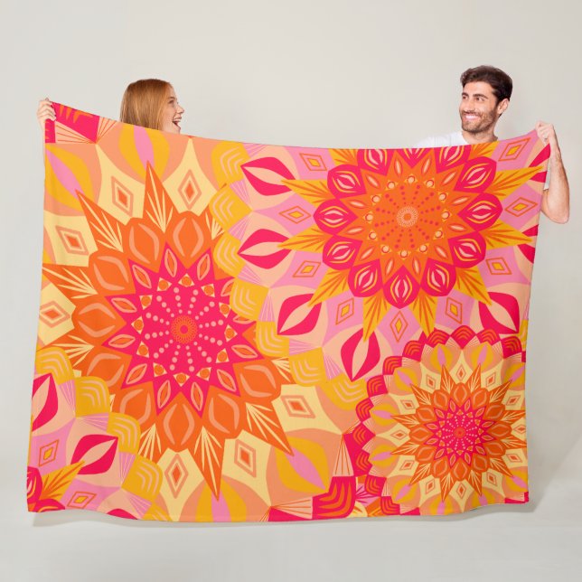Couverture Polaire Mandala superposé orange rose jaune (En situation)