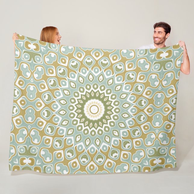 Couverture Polaire Mandala Terrien en Vert, Or et Bleu Clair (En situation)