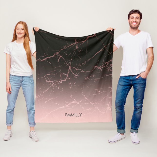 Couverture Polaire Marbre de rose de noir (En situation)