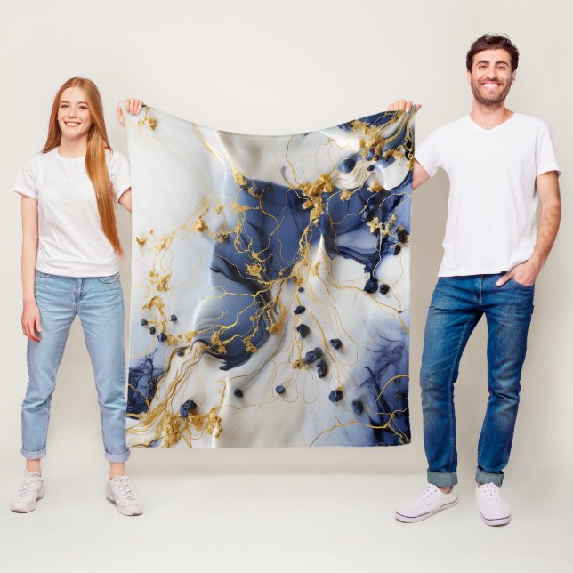 Couverture Polaire Marbre Saphir de Minuit avec Fils d'Or (En situation)