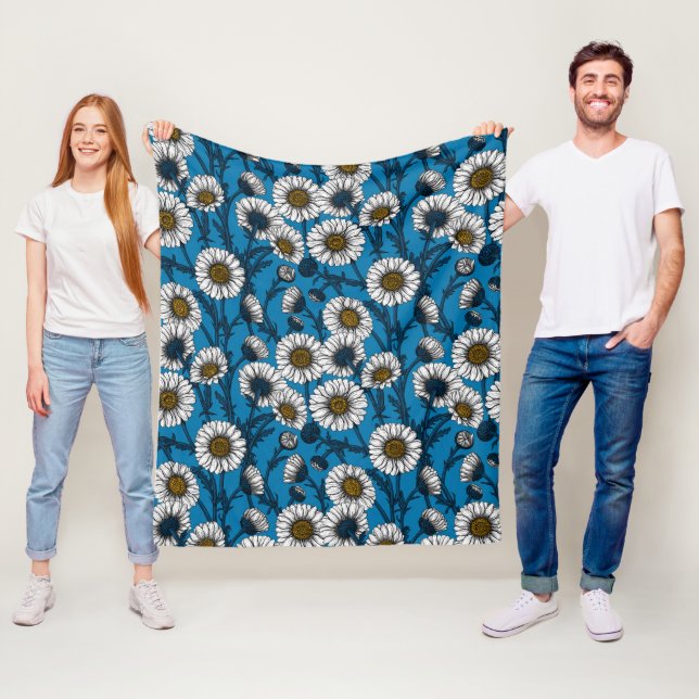 Couverture Polaire Marguerites sur fond bleu (En situation)