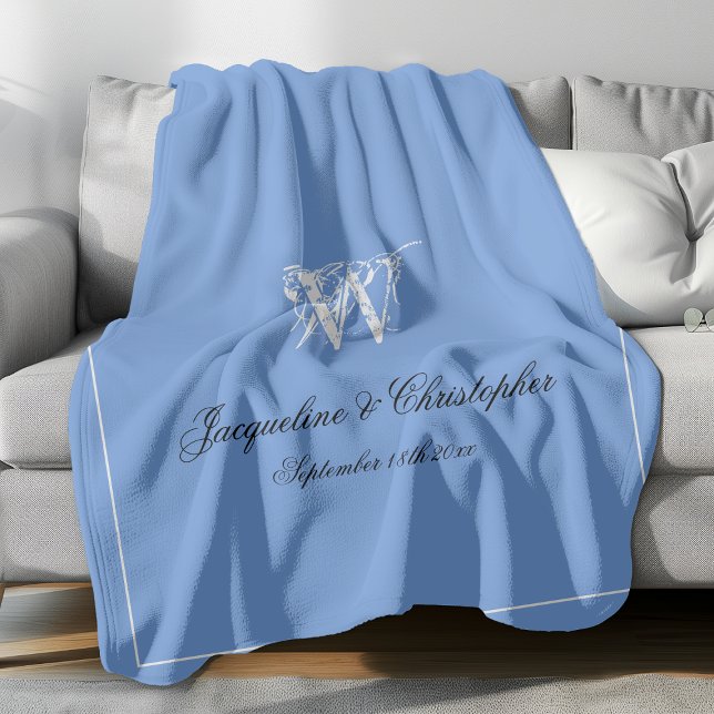 Couverture Polaire Mariage Cadeau Élégant Monogramme Newlysée Keepsak (Elegant white monogram with black font names and white border against blue background fleece blanket)