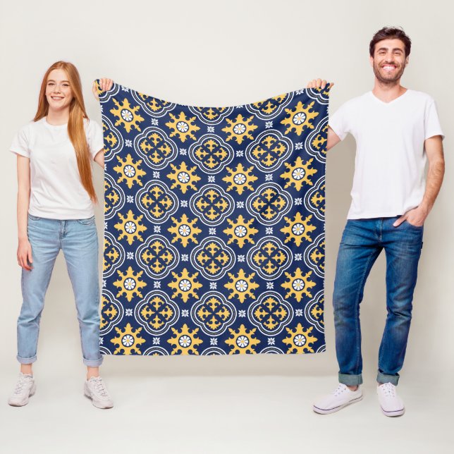 Couverture Polaire Marine bleu or blanc Marocain arabesque carreau (En situation)
