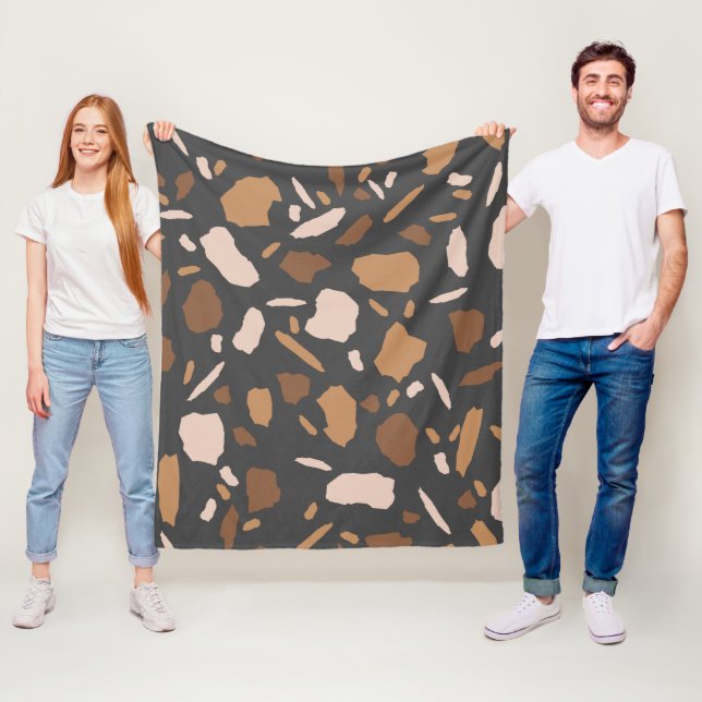 Couverture Polaire Marron, beige,  tan et gris motif terrazzo (En situation)
