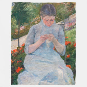 Couverture Polaire Mary Cassatt - Fille couture dans un jardin