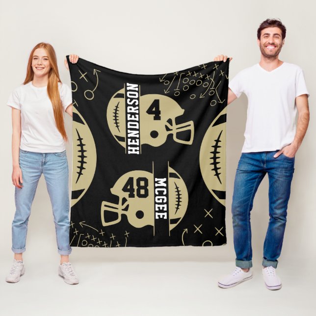 Couverture Polaire Match de football noir et or (En situation)
