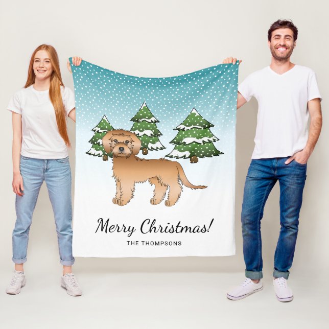 Couverture Polaire Mini Goldendoodle abricot dans une forêt hivernale (En situation)