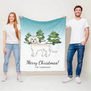 Couverture Polaire Mini Goldendoodle crème dans une forêt hivernale