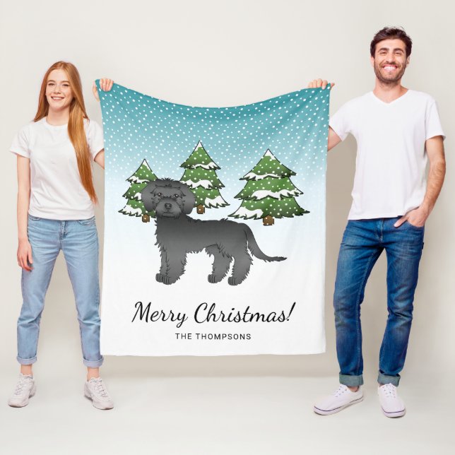 Couverture Polaire Mini Goldendoodle noir dans une forêt hivernale (En situation)