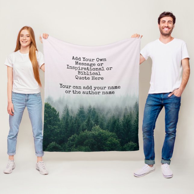 Couverture Polaire Misty Forest Custom Text (En situation)