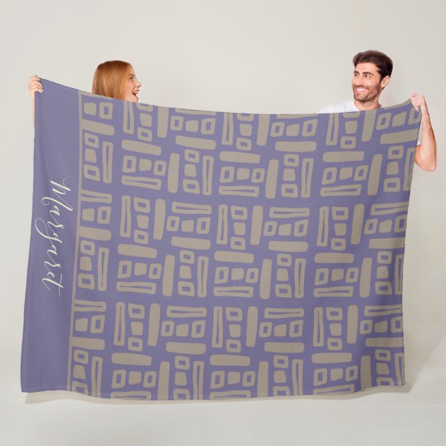 Couverture Polaire moderne monogramme de nom personnalisé marron viol (En situation)