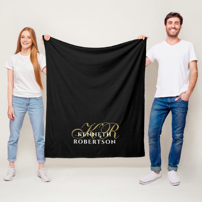 Couverture Polaire Monogram Black Gold White Minimalist Elegant Men  (En situation)