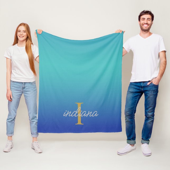 Couverture Polaire Monogram Blue Turquoise Modern Script Nom (En situation)