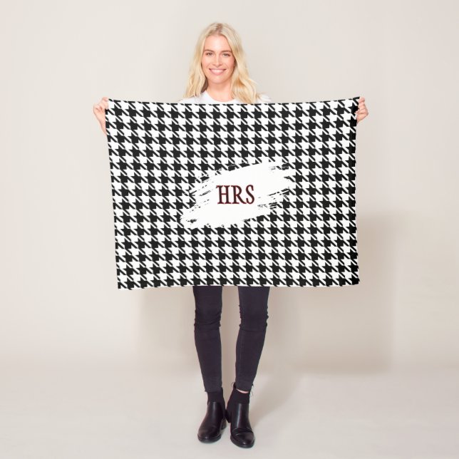 Couverture Polaire Monogram or Name, Black & White Houndstooth (En situation)