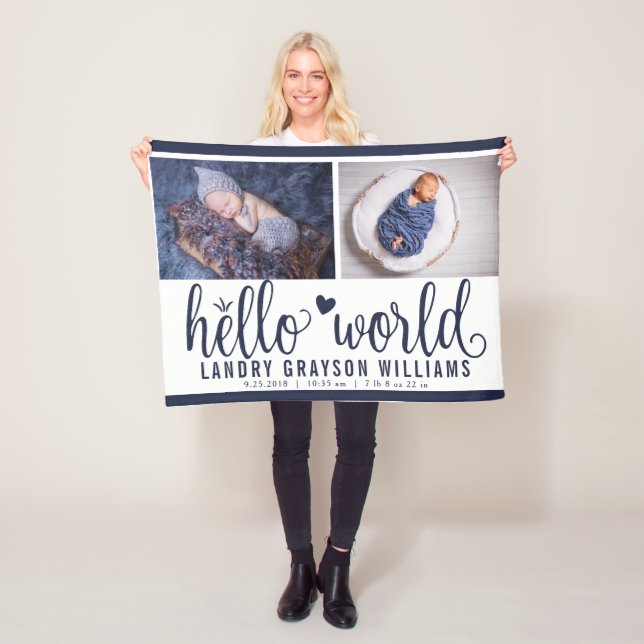 Couverture Polaire Monogramme bébé Stat 'Hello World' bleu marine (En situation)
