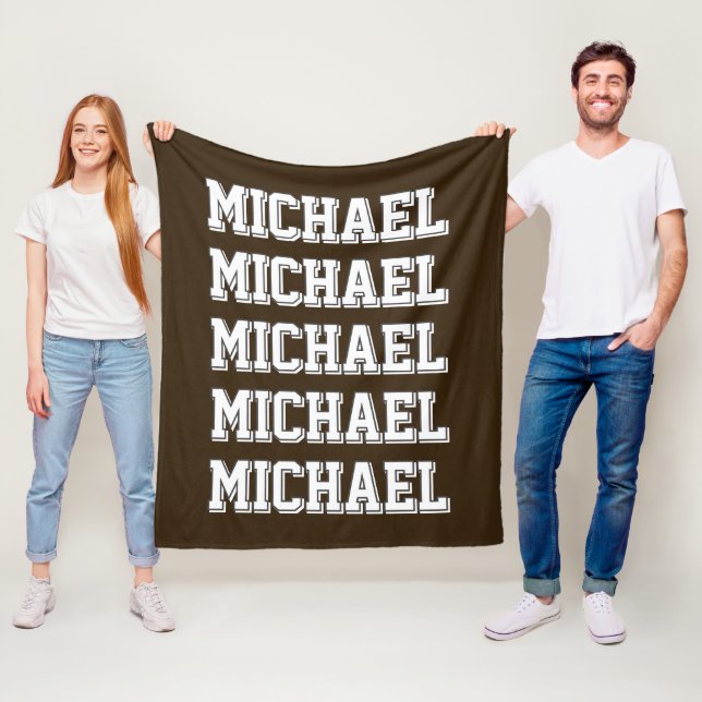 Couverture Polaire Monogramme Brown de Varsity personnalisé (En situation)