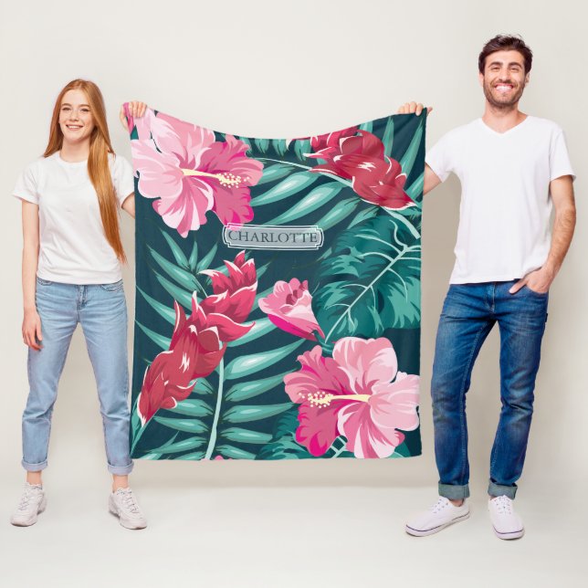 Couverture Polaire Monogramme de fleurs roses exotiques (En situation)