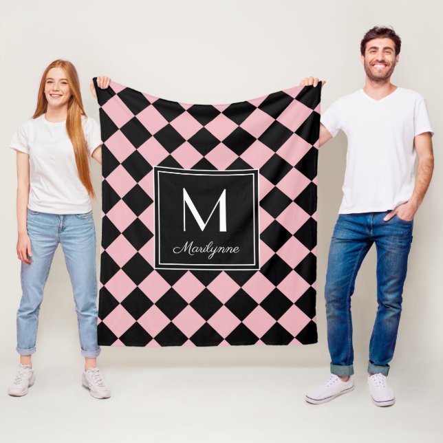 Couverture Polaire Monogramme de nom moderne à carreaux noirs et rose (En situation)