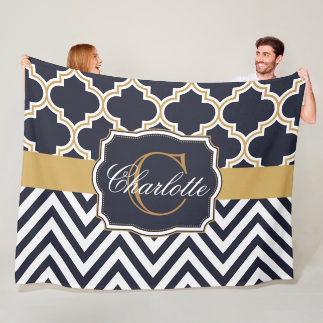 Couverture Polaire Monogramme de Quatrefol Chevron (En situation)